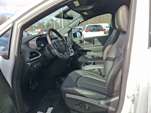 New 2026 Chrysler Voyager LX image 10