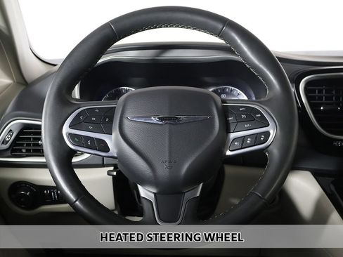 Used 2023 Chrysler Pacifica Touring-L FWD image 8