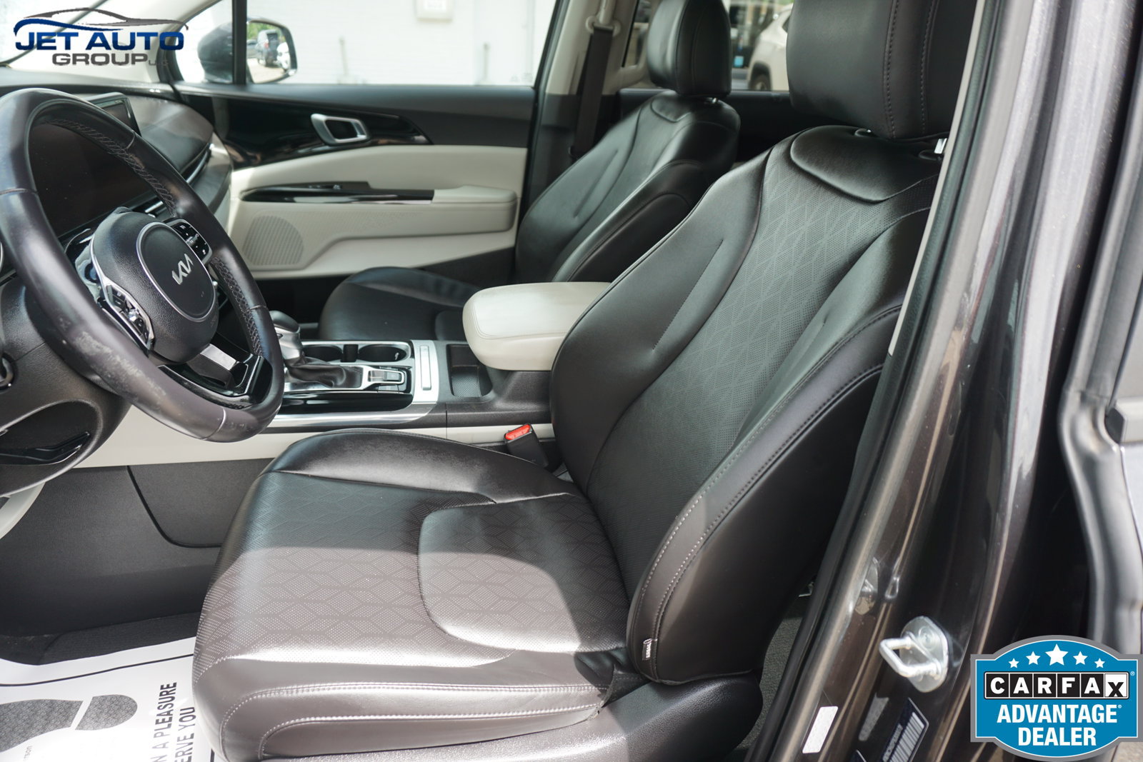 Used 2023 Kia Carnival EX FWD image 29