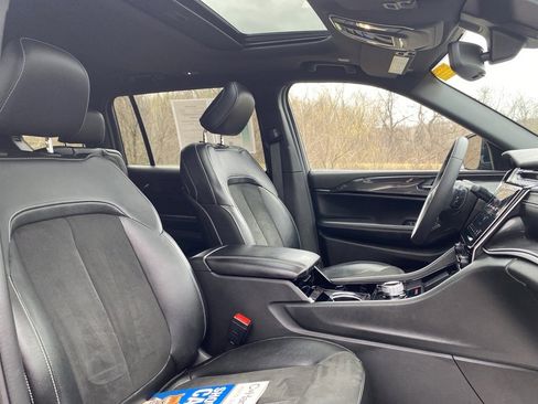 Used 2023 Jeep Grand Cherokee L Laredo image 11