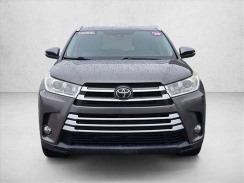 Used 2019 Toyota Highlander XLE image 2