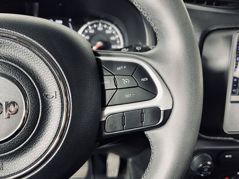 Used 2018 Jeep Renegade Latitude image 26