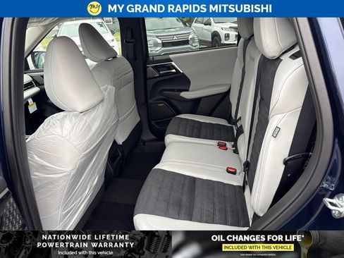 New 2026 Mitsubishi Outlander SE AWD/4WD image 12