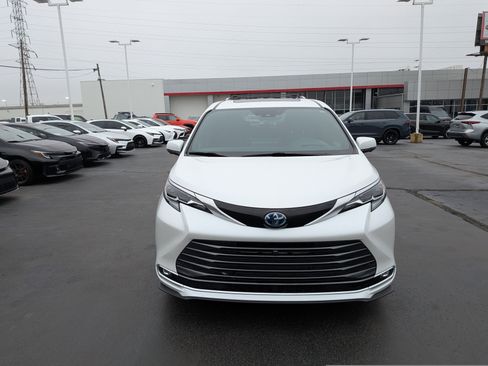 Certified 2025 Toyota Sienna Platinum image 3