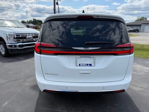 Used 2023 Chrysler Pacifica Touring-L FWD image 32
