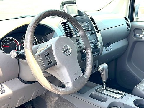 Used 2010 Nissan Frontier LE w/ LE Value Truck Pkg RWD image 12