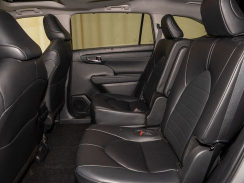 Used 2024 Toyota Highlander XLE image 10