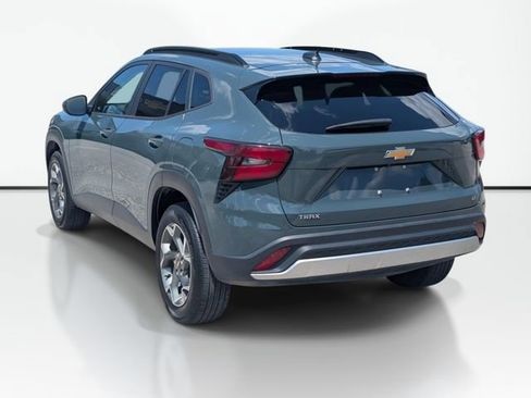 Used 2025 Chevrolet Trax LT FWD image 8