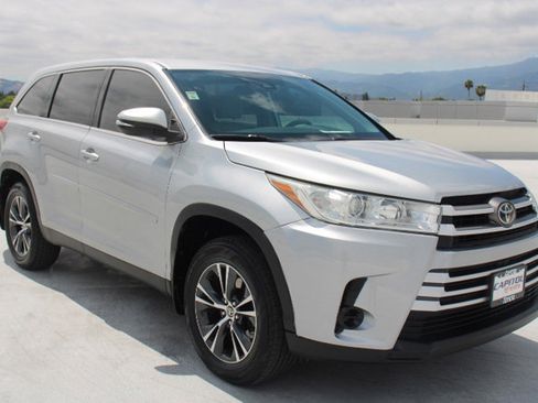 Used 2019 Toyota Highlander LE FWD image 2