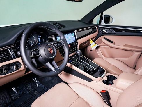 Certified 2025 Porsche Macan AWD/4WD image 4