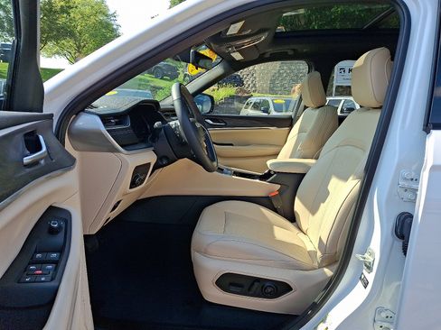 Certified 2023 Jeep Grand Cherokee L Limited w/ Luxury Tech Group II AWD/4WD image 13
