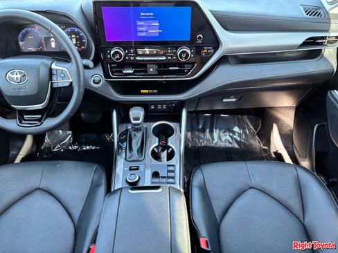 Certified 2025 Toyota Highlander Platinum AWD/4WD image 18