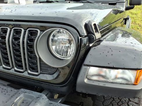 Used 2025 Jeep Gladiator Sport AWD/4WD image 12