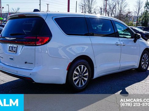 Used 2023 Chrysler Pacifica Touring-L image 6