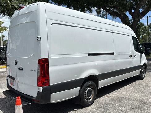 Used 2021 Freightliner Sprinter 2500 RWD image 5