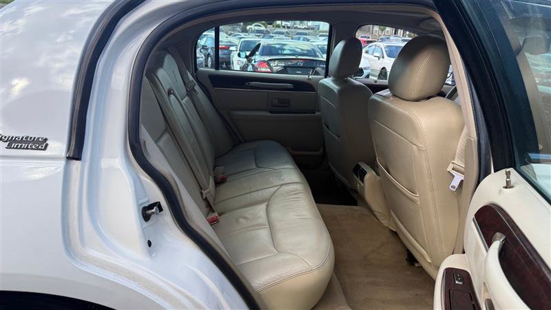 Used 2007 Lincoln Town Car Signature Limited RWD image 19