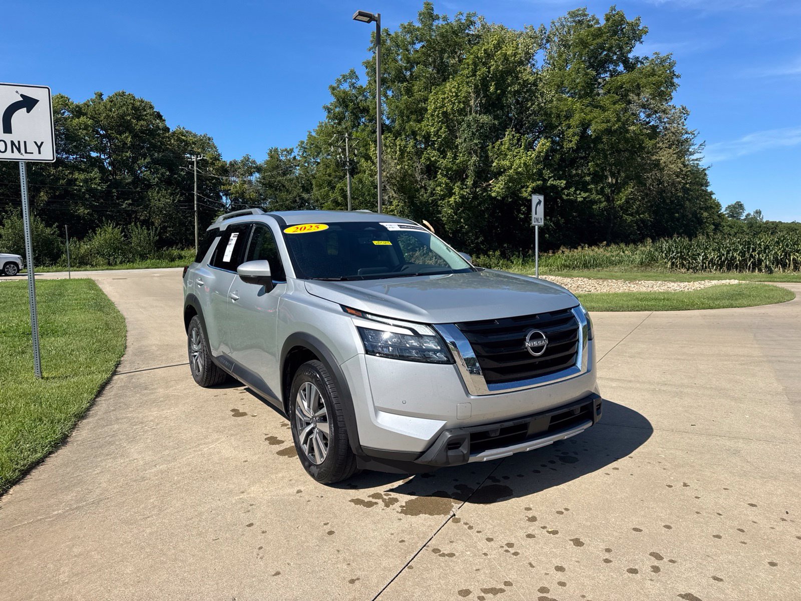 Used 2025 Nissan Pathfinder SL AWD/4WD image 3