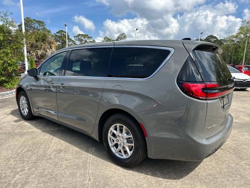 New 2025 Chrysler Pacifica Select image 5