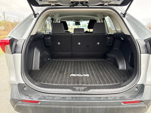 Used 2020 Toyota RAV4 LE image 14