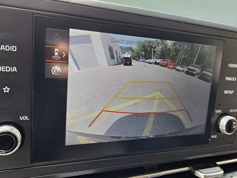 Used 2023 Kia Carnival LX FWD image 19
