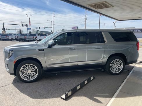 Used 2024 GMC Yukon XL Denali w/ Advanced Technology Package image 6