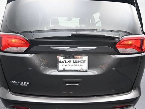 Used 2023 Chrysler Voyager LX FWD image 9