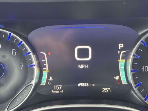 Used 2023 Chrysler Pacifica Touring-L image 16