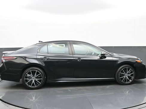 Used 2021 Toyota Camry SE image 2