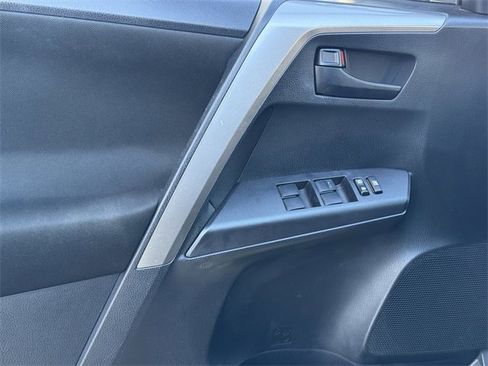 Used 2018 Toyota RAV4 LE image 22