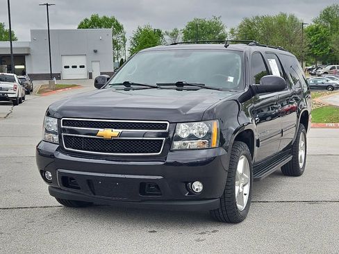 Used 2014 Chevrolet Suburban LT image 2