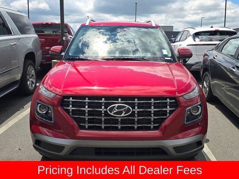 Used 2025 Hyundai Venue Limited FWD image 2