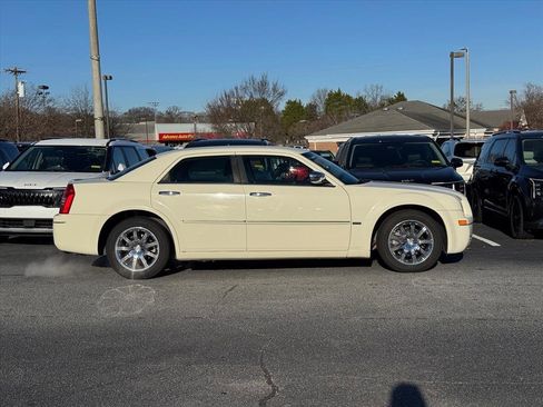 Used 2010 Chrysler 300 Touring image 2
