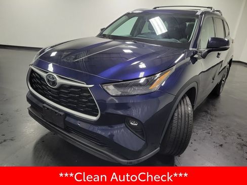 Used 2022 Toyota Highlander XLE AWD/4WD image 4