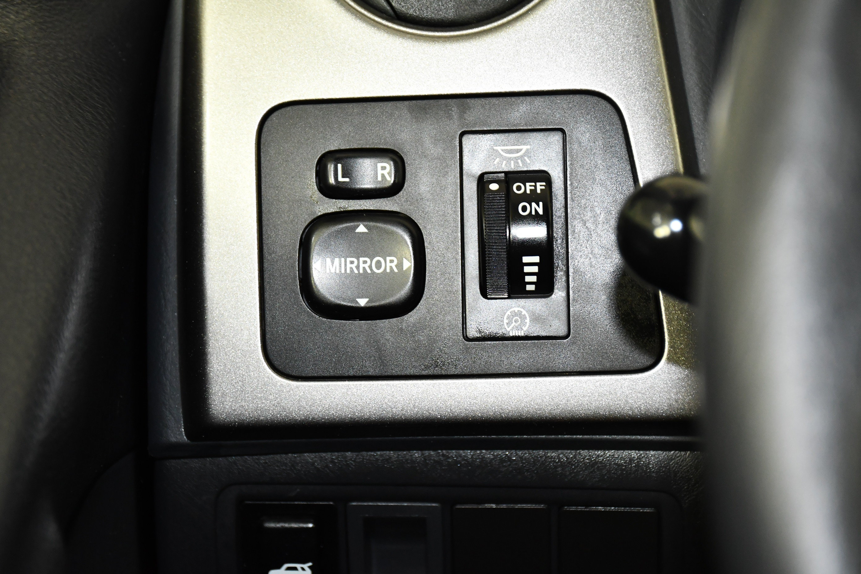 Used 2005 Pontiac Vibe w/ Power Group Value Package FWD image 29