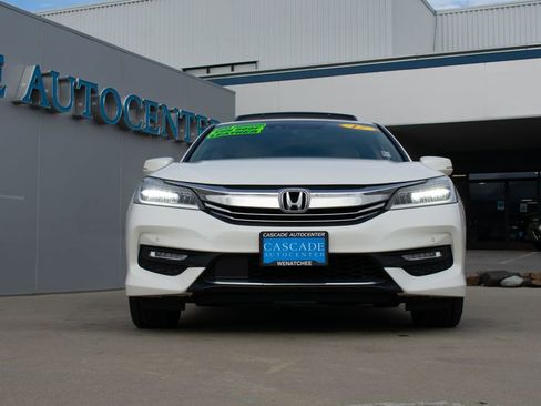 Used 2017 Honda Accord Touring image 2