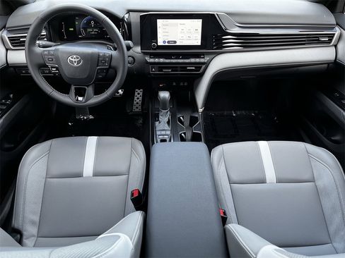 Used 2025 Toyota Camry Hybrid image 9