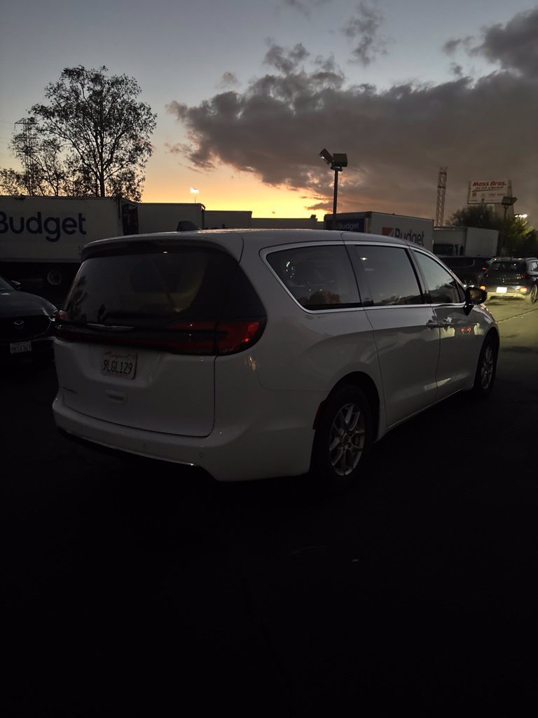 Used 2024 Chrysler Pacifica Touring-L FWD image 4