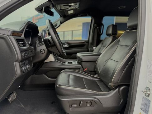 Used 2023 Chevrolet Suburban Premier image 4