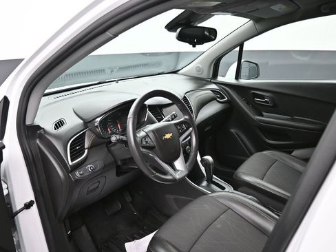 Certified 2022 Chevrolet Trax LT w/ LT Convenience Package image 11