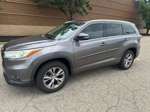 Used 2015 Toyota Highlander XLE FWD image 2