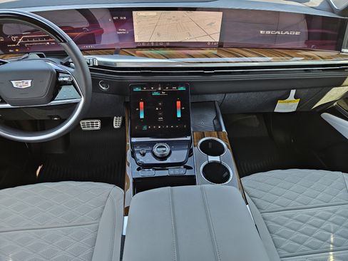 New 2026 Cadillac Vistiq Platinum w/ LPO, Floor Liner Package image 18