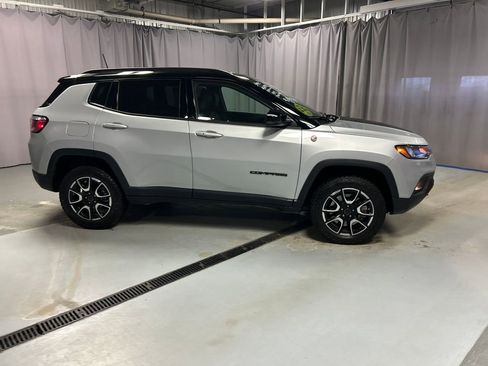 Used 2025 Jeep Compass Trailhawk image 8
