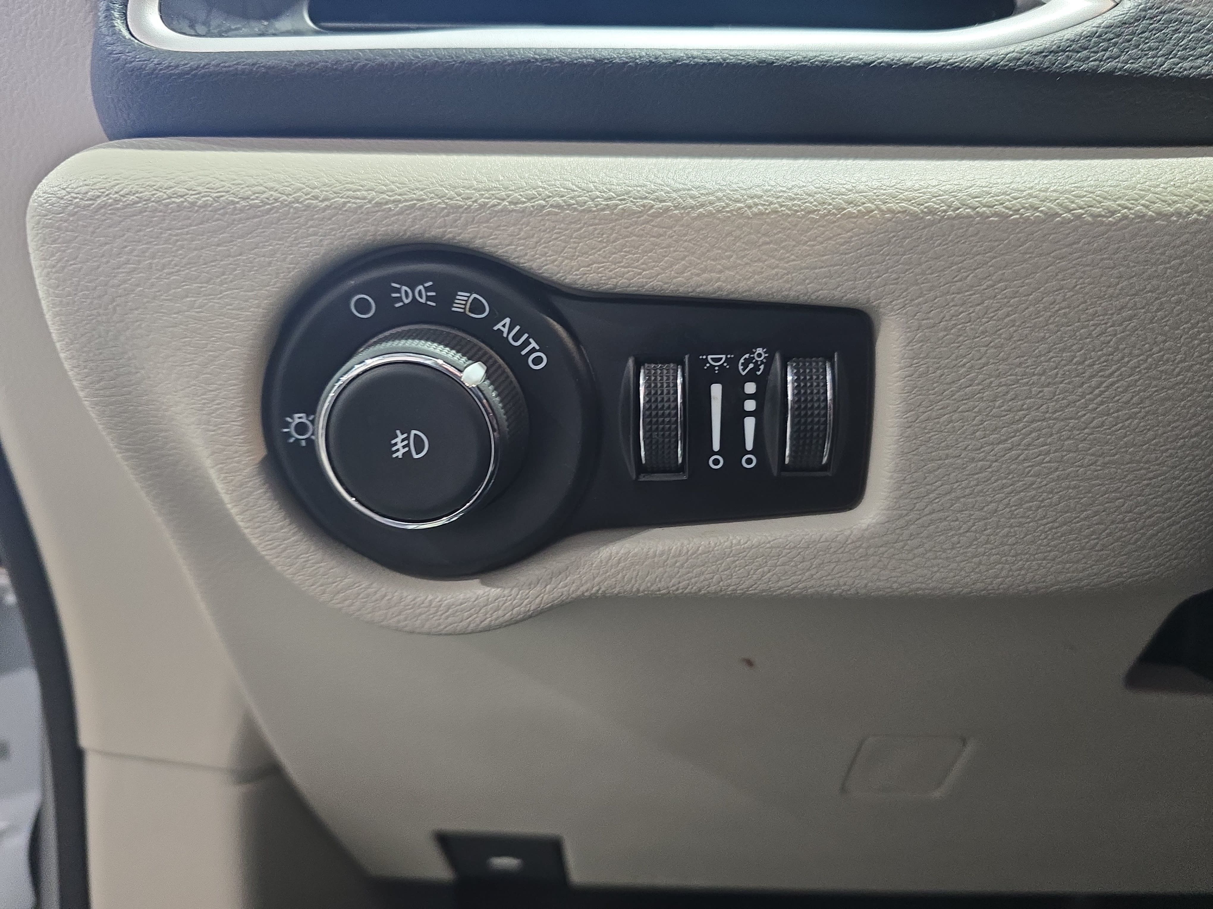 Used 2024 Chrysler Pacifica Touring-L FWD image 26