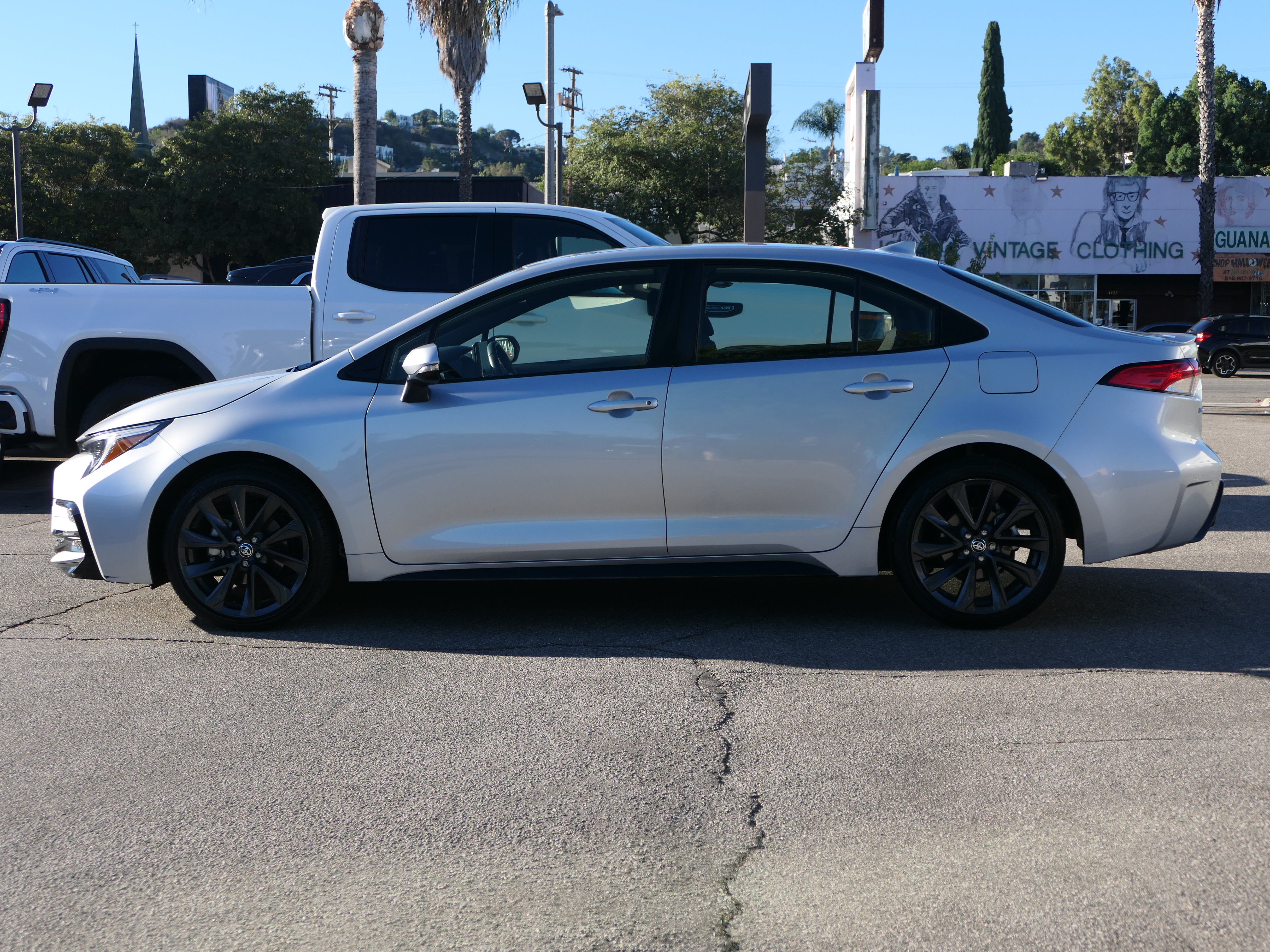 Used 2024 Toyota Corolla SE w/ SE Package FWD image 2