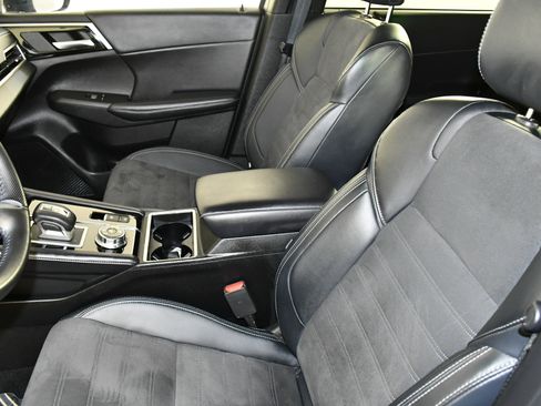 Used 2024 Mitsubishi Outlander SE Black Edition image 36