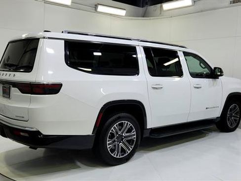 Used 2024 Jeep Wagoneer L Series II RWD image 8