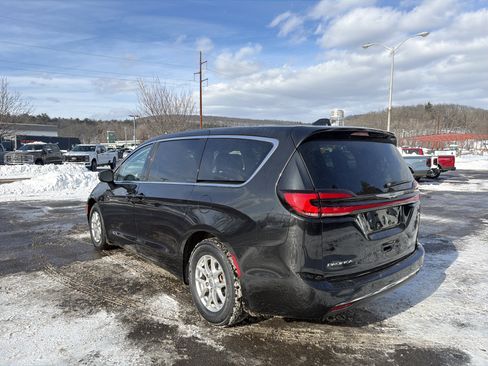 Used 2023 Chrysler Pacifica Touring-L image 8
