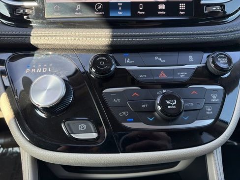 Used 2023 Chrysler Pacifica Limited image 27