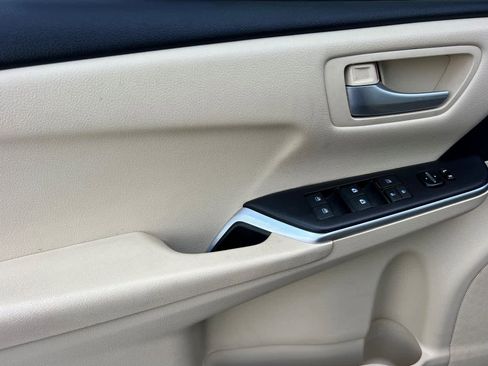 Used 2015 Toyota Camry LE FWD image 12