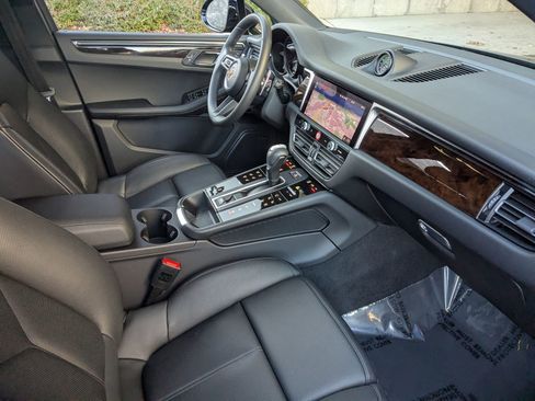 Used 2025 Porsche Macan image 27